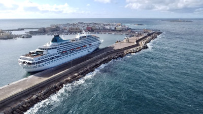 LA NAVE DA CROCIERA AMERA APPRODA NEL PORTO DI GALLIPOLI