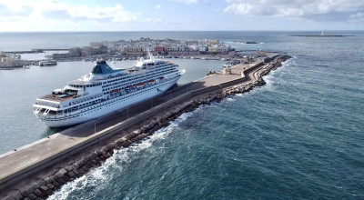 LA NAVE DA CROCIERA AMERA  APPRODA NEL PORTO DI GALLIPOLI