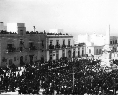 Ripulite le lastre del Monumento ai Caduti in guerra