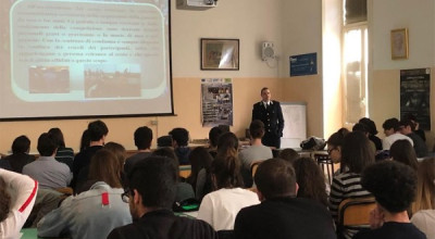 La Polizia Municipale entra in aula